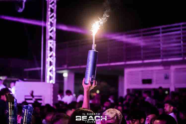 beach-club-sabato-bottiglie-discoteca-estate-2021