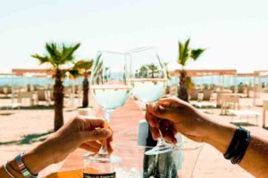 ostras-estate-2021-settembre-vino-gazebo-spiaggia-pranzo